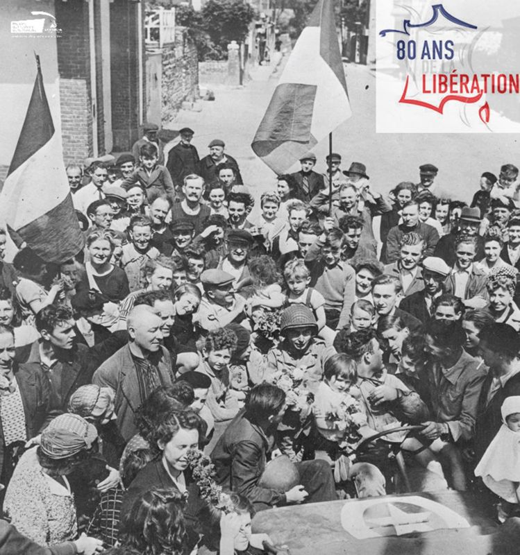 Carteret (Barneville-Carteret, Manche). Un groupe de civils rassemblé pour accueillir les troupes américaines.  juin 1944.  Fonds de photographies américaines. 13 Num 1768  
