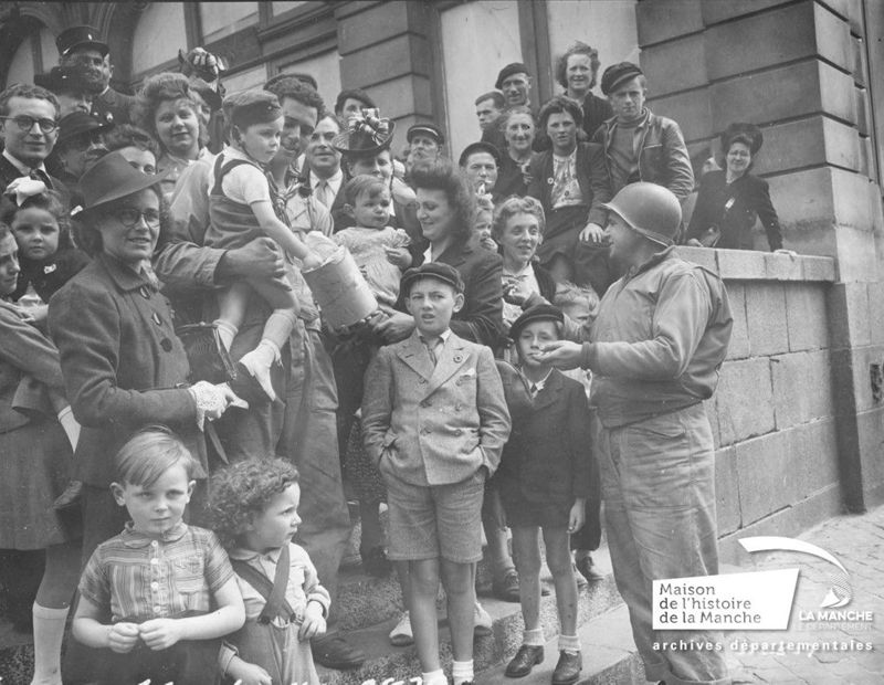 Cérémonie du 14 juillet, la foule devant le théâtre de Cherbourg (Archives de la Manche, fonds des photographies américaines, 13 Num 4885)