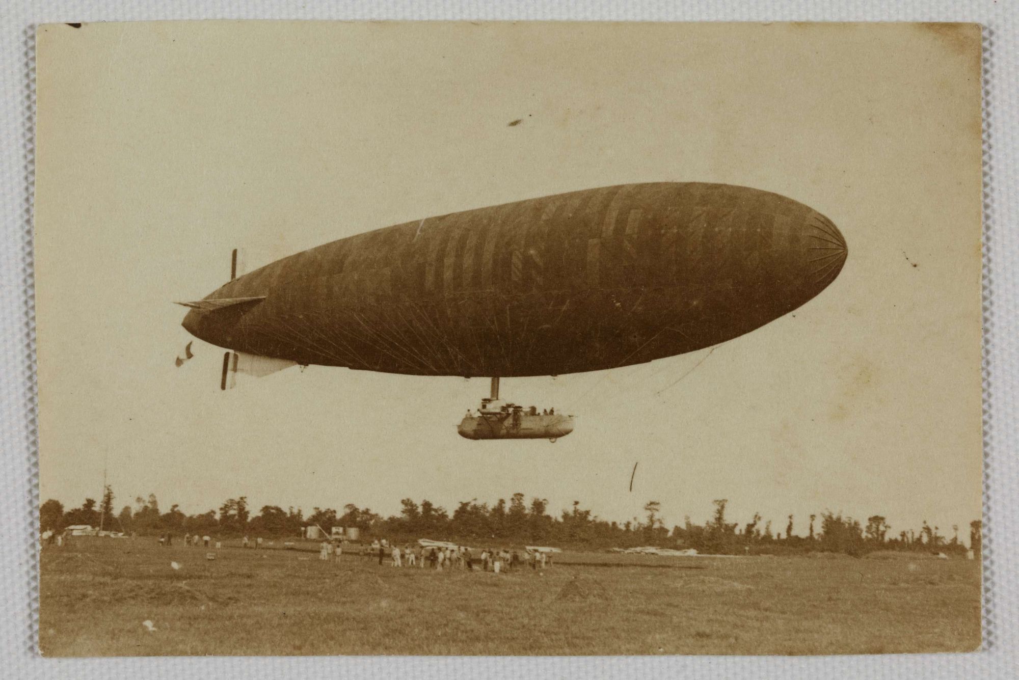 Fonds de la base de dirigeables d'Écausseville, 4 Fi 45